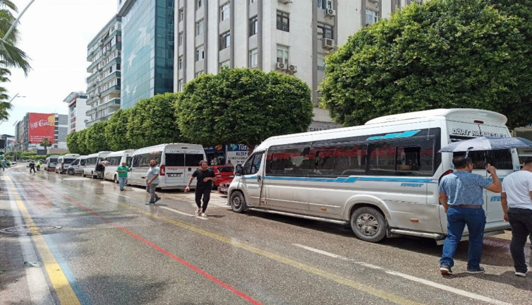 Adana'da dolmuşçulardan eylem