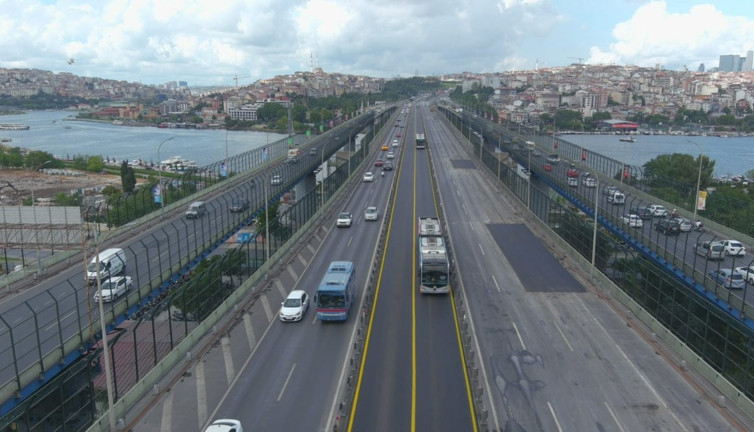 İstanbullular Haliç Köprüsü çilesinden erken kurtuldu