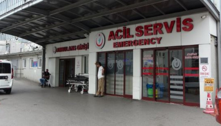 Doktoru dövüp dizini kırdılar