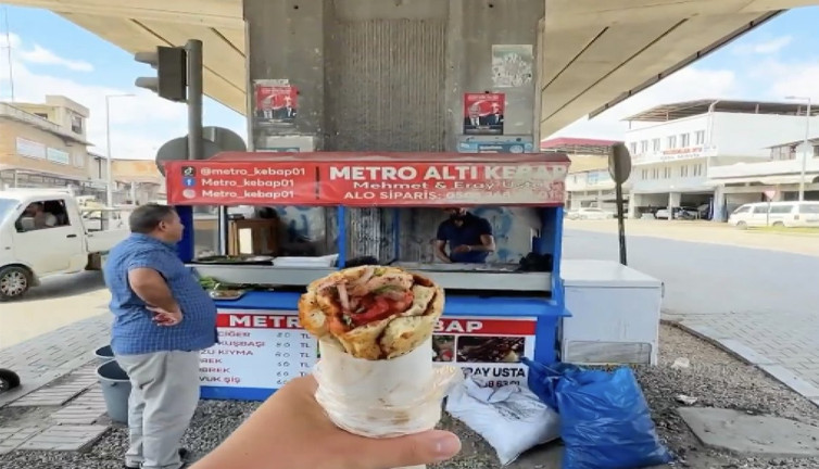 Adana'da köprü altında satılan kuzu böbrek dürüm tartışma konusu oldu