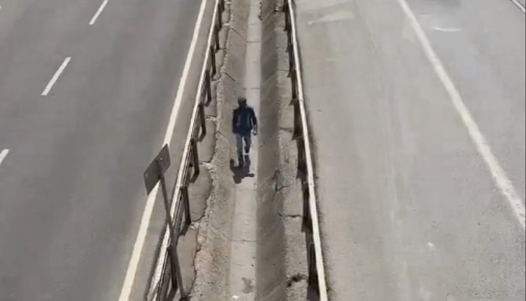 Her gün Pendik'ten Maltepe'ye yürüyor