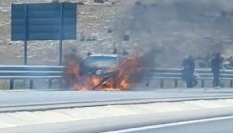 Otomobil patlaya patlaya yandı