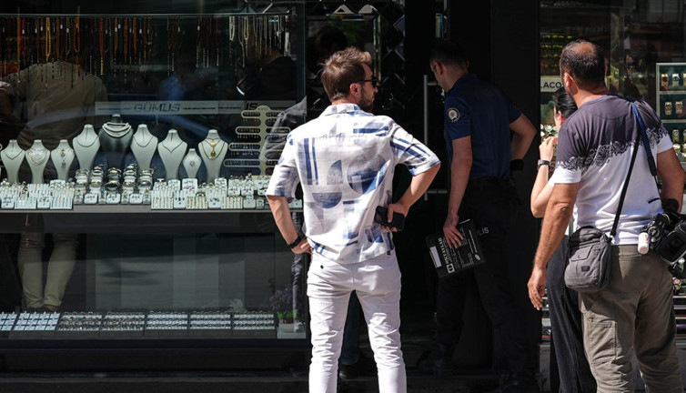 İşten ayrılan zanlı pompalı tüfekle dükkana saldırdı