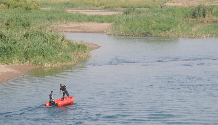 Boğulan arkadaşını kurtarmak için ölümden döndü