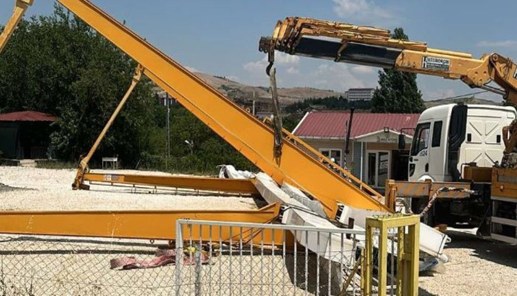 40 tonluk dev vinci yıldırım devirdi