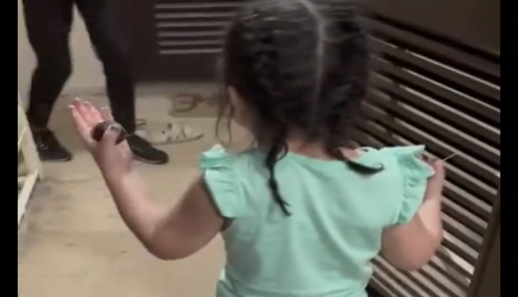 Yemek siparişi geciken küçük kız: 'Nerede kaldın açlıktan öldüm'