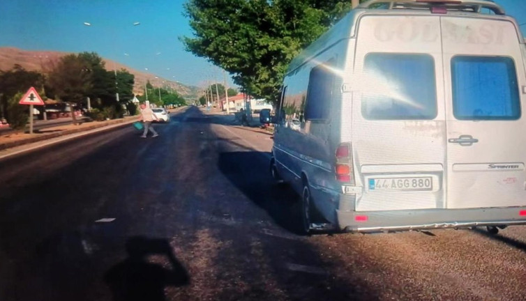 Tır ile minibüs çarpıştı: 3 yaralı