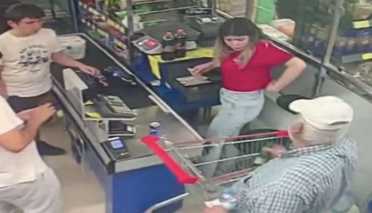 Aldığı sodanın kapağını market arabıyla açan yaşlı adam güldürdü