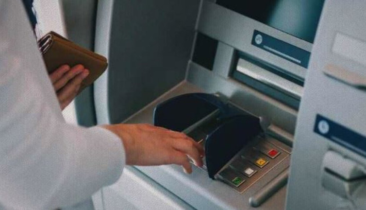 Korkulan oldu ünlü banka iflas etti. Müşteriler ATM'lere akın etti