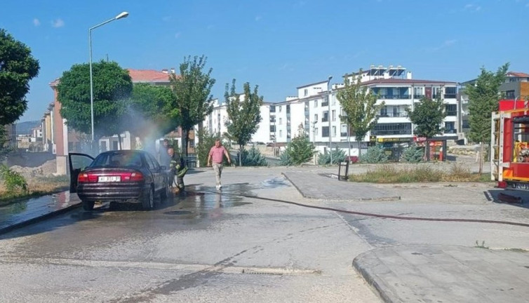 Hastane bahçesinde araç yangını