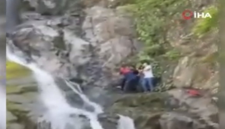 Şelalede mahsur kalan gencin kurtarılma anları