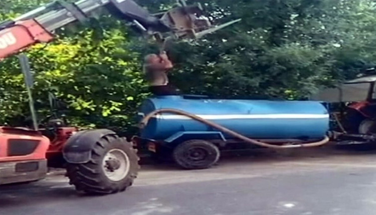 Su tankına sıkışan adamın çaresizliği. Bir saat öyle bekledi