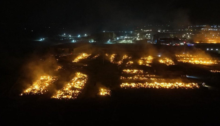 Kağıt fabrikası yangını yanardağ görünümü aldı. 5 gündür yanıyor