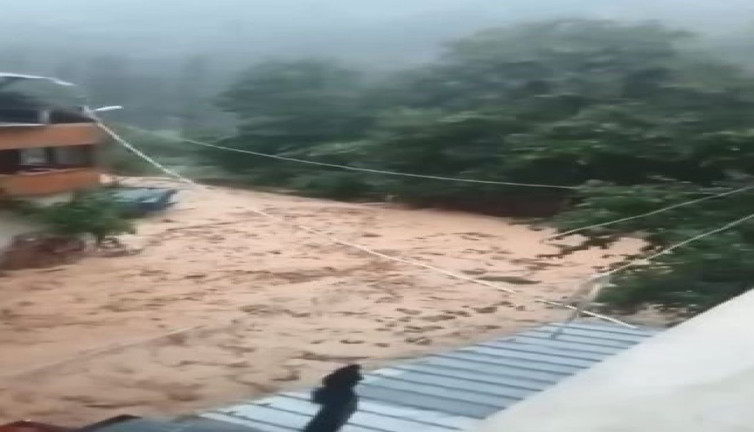 Artvin’de sel suları 4 köy yolunu ulaşıma kapattı