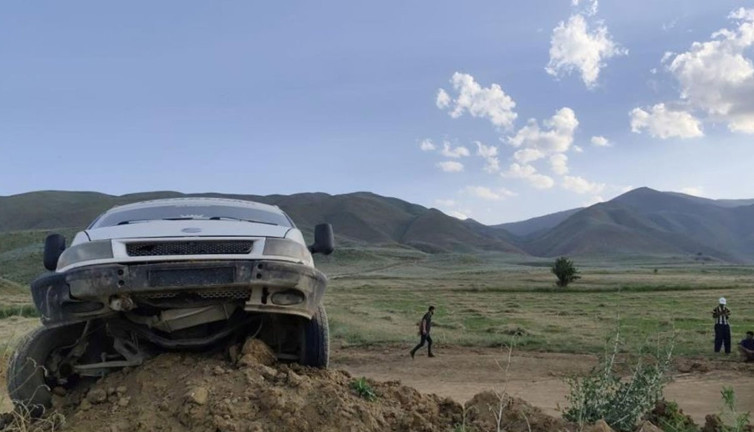 Freni boşalan işçi minibüsü toprak yığınına çıktı. 5 yaralı