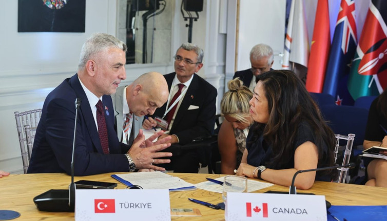 Bakan Bolat Kanadalı mevkidaşı Ng ile görüştü