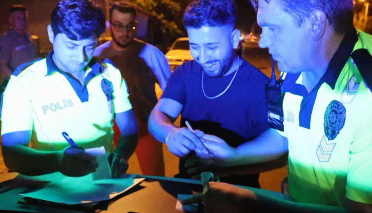 Trafik cezası yerken "para çekecekmişim gibi" diyerek kahkahalara boğuldu