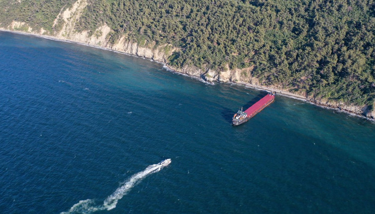 Mudanya'da karaya oturan kargo gemisi kurtarıldı