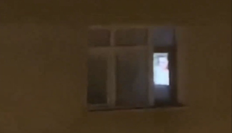 Perdelerini açıp izledikleri cinsel içerikli filmi komşularına izlettiler