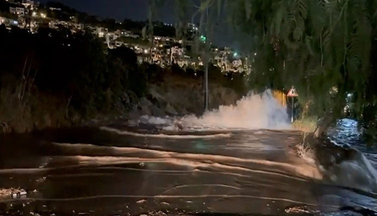 İçme suyu isale hattı patladı. Neye uğradığını şaşırdılar