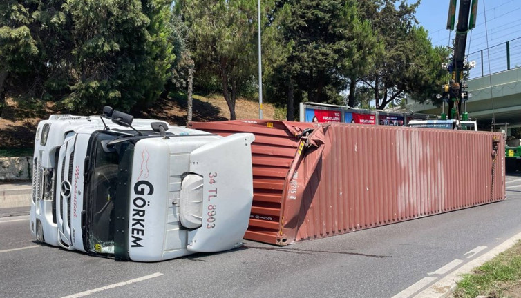 Aynı yerde yine TIR devrildi! Ölüm geçidinde bir aile yok olmuştu