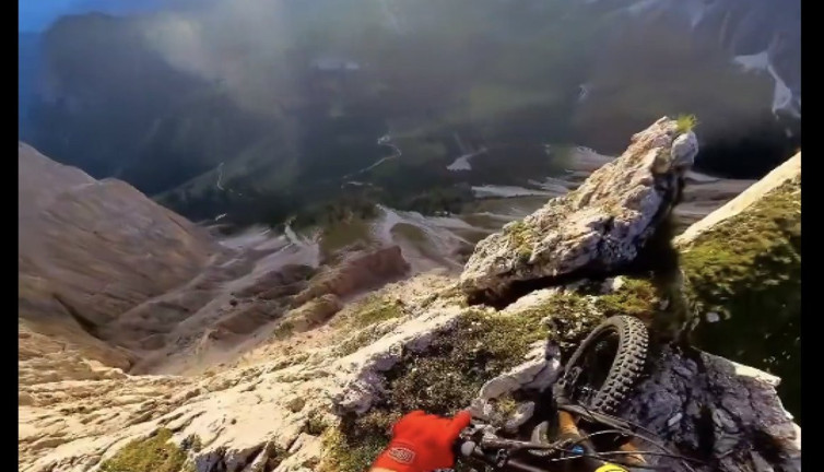 Dağın zirvesinde nefes kesen bisiklet yolculuğu