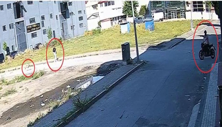 Kadına saldıracak köpeği motosikletiyle engelledi. Gözüne kestirmişti