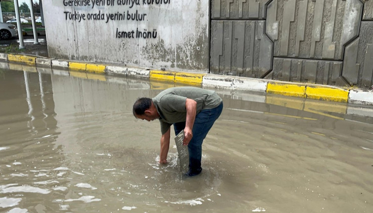 Suyun içinde plakasını aradı