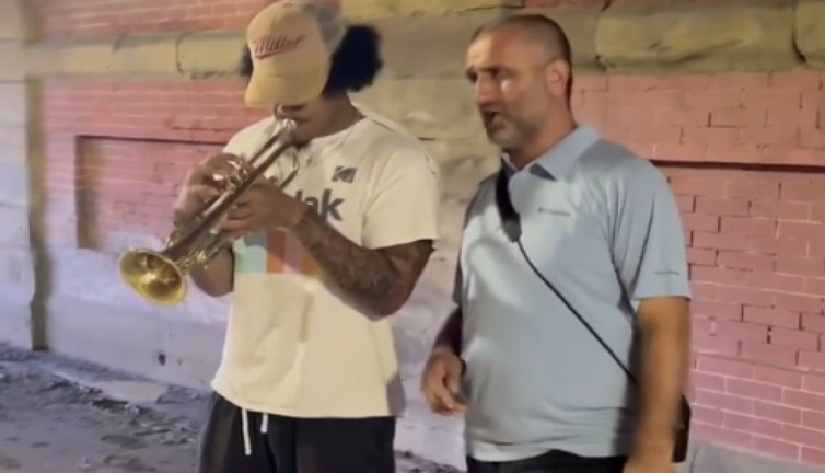 İmamın ABD'de sokak müzisyenine eşlik ettiği anlar beğeni topladı