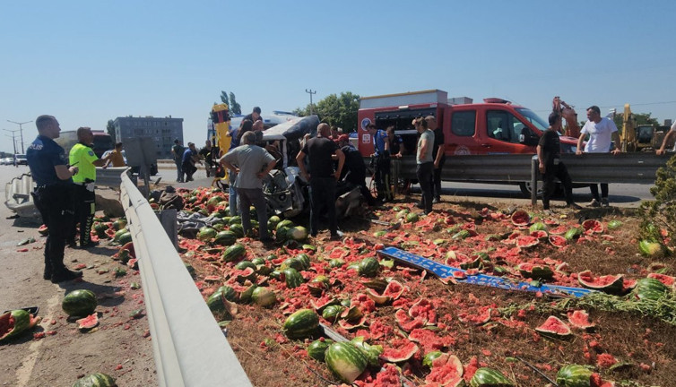 Otoban karpuz tarlasına döndü! Kamyonet refüje çarptı