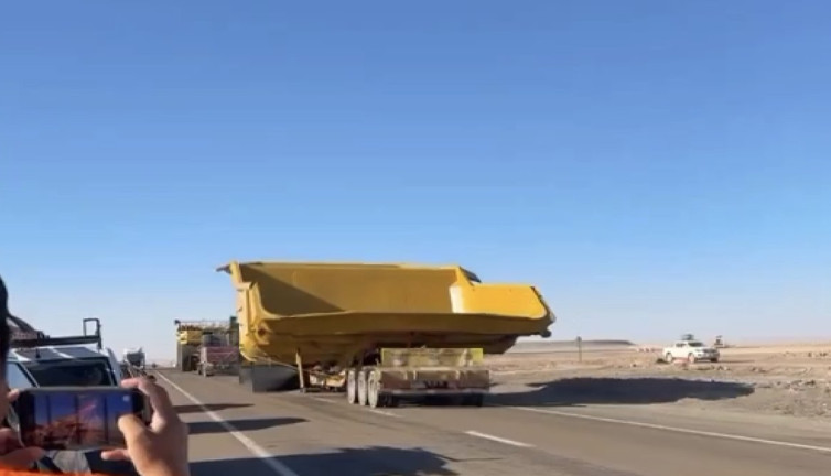 Dev kamyonlar görenleri şaşırttı