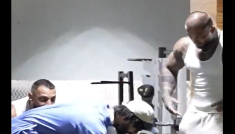 Profesyonel halterciden spor salonunda güldüren kamera şakası