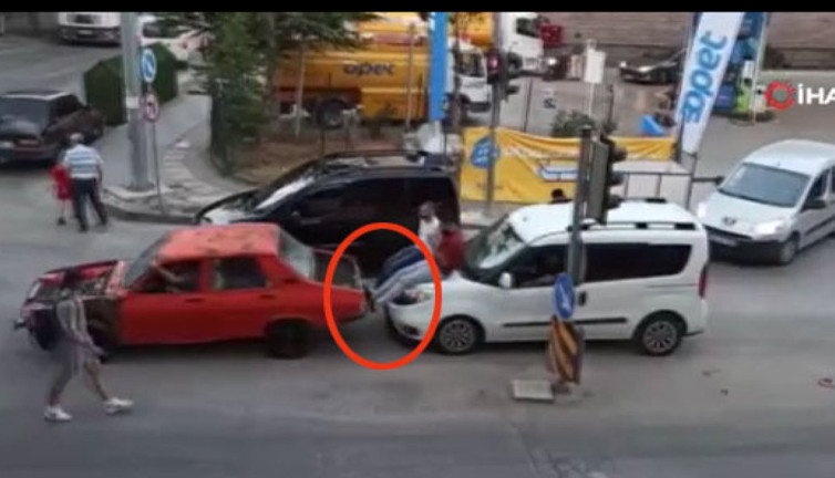 Türk aklı. Bozulan aracı ayaklarıyla ittiler