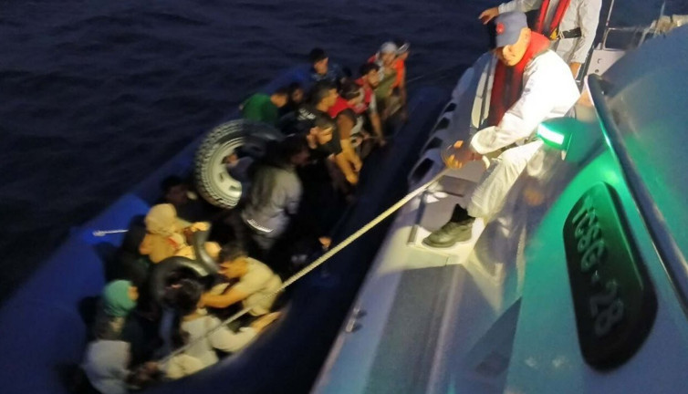 Yunanlılar ittiği kaçak göçmenleri Sahil Güvenlik kurtardı