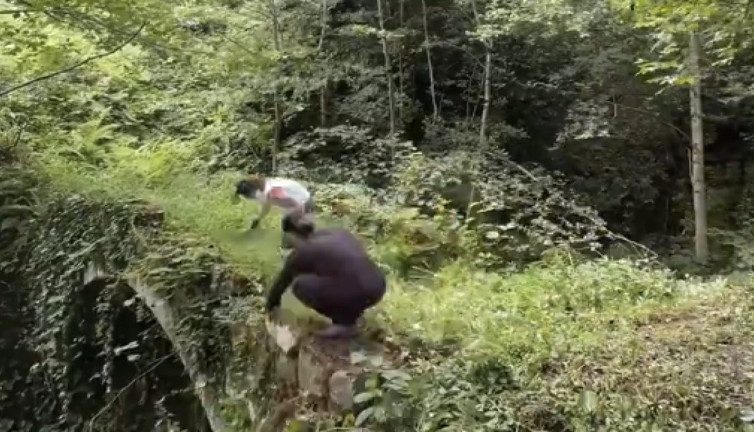 150 yıllık taş kemer köprüyü otlardan arındıran baba kız