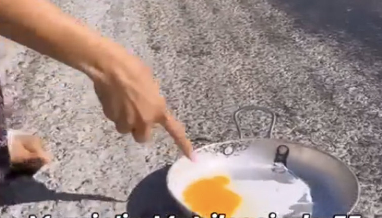 Mersin'deki sıcaklığı göstermek için asfaltta yumurta pişirdi