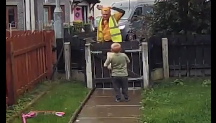 Küçük kahraman çocuk kurye yardımıyla baygın annesini kurtardı