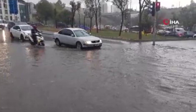İstanbul'a beklenen yağmur geldi. Sultangazi göle döndü
