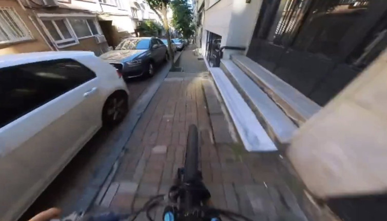 Bisiklet sporcusunun dar alanda nefes kesen şovu