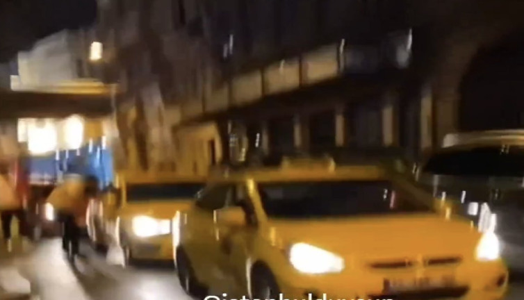 Beyoğlu’nda taksilerin yolcuları almaması üzerine tepki çeken anlar