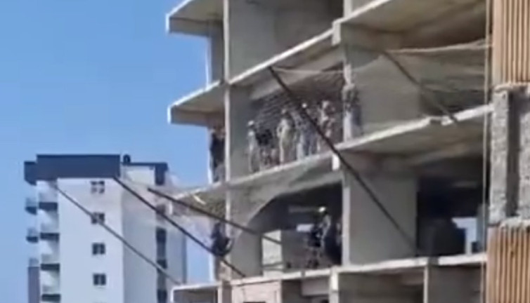 Adana’da inşaattan düşen işçi güvenlik filesi sayesinde ölümden döndü