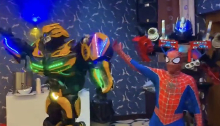Sünnet düğününde ilginç anlar: Bir yanda semazen bir yanda Spiderman