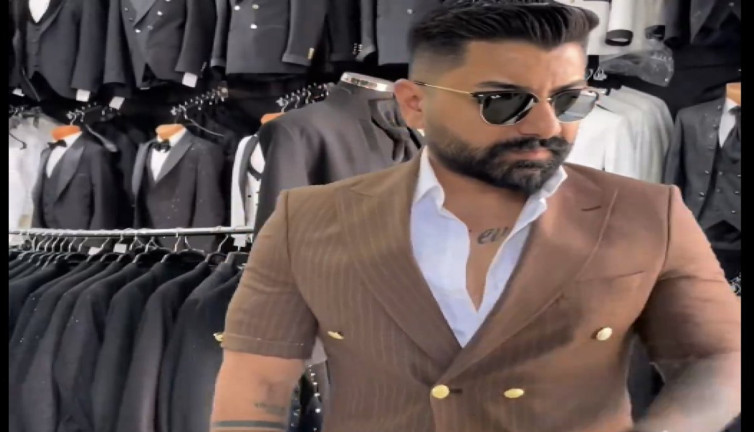 Kısa kollu takım elbise sosyal medyada tartışma konusu oldu