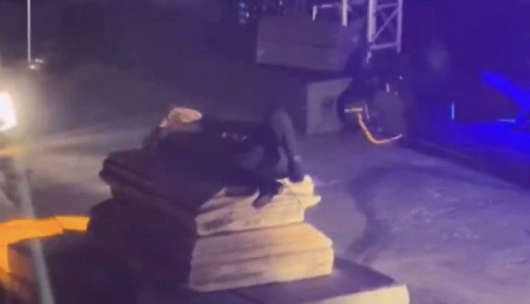 Teoman Antik Tiyatro'da tarihi yapının üzerine yattı