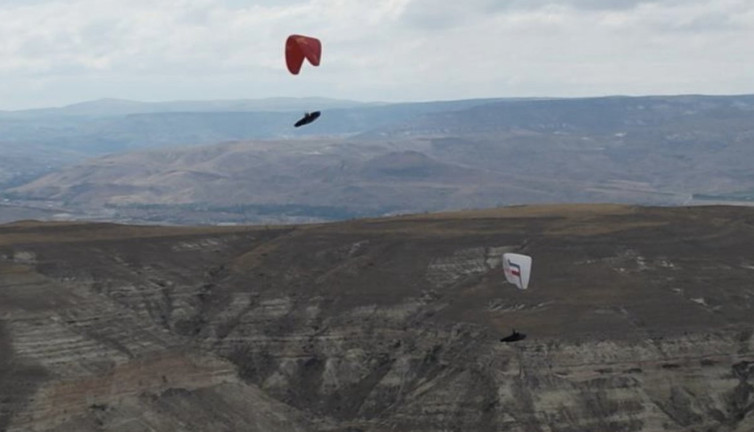Önce koşarak yarıştılar sonra uçarak