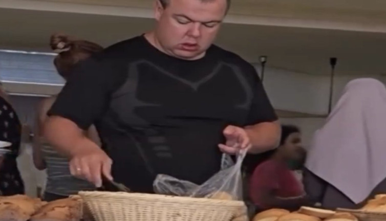 Sınırsız açık büfede poşeti dolduran adam