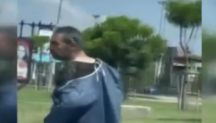 Otoyolda ameliyathane önlüğüyle yürüyen şahıs