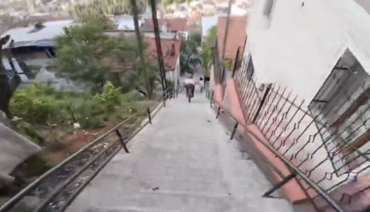 Bursa’da bisikletçi grup en dik merdivenlerden bisikletle indi