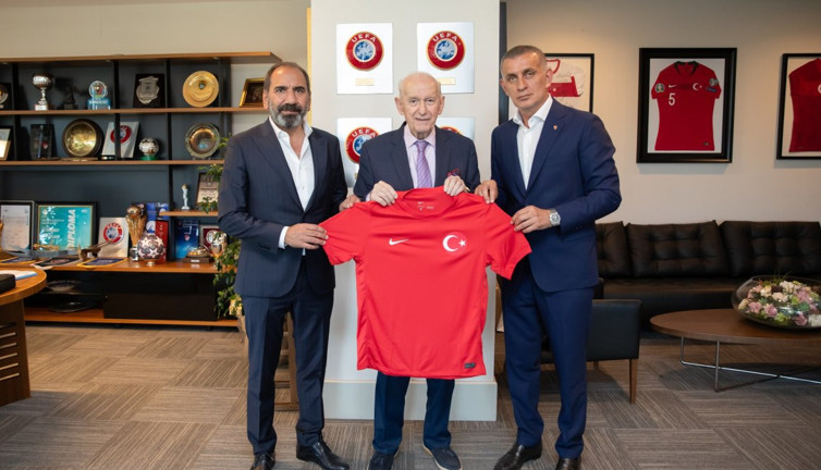 Hacıosmanoğlu Milli formayı Erzik'e verdi