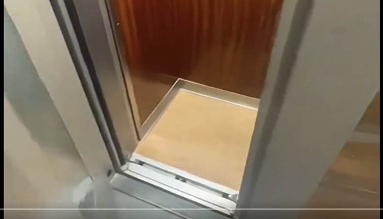 Tek kişilik asansör görenleri şaşırttı